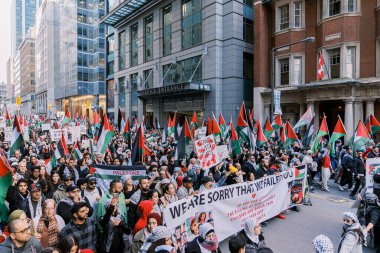Filistinlilerin Gazze 'deki İsrail saldırısına karşı Toronto' da savaş karşıtı yürüyüş. İsrail-HAMAS savaşını barışçıl bir şekilde protesto ediyor. Protestocular bayrak sallıyor. Filistin soykırımı.