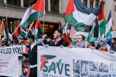 Filistinlilerin Gazze 'deki İsrail saldırısına karşı Toronto' da savaş karşıtı yürüyüş. İsrail-HAMAS savaşını barışçıl bir şekilde protesto ediyor. Protestocular bayrak sallıyor. Filistin soykırımı.