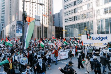 Toronto, Kanada - 28 Ekim 2023: İsrail-Hamas savaşı: Binlerce kişi Filistin yanlısı protestoda ateşkes çağrısında bulundu. Yüksek kalite fotoğraf