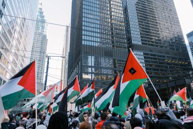Filistinlilerin Gazze 'deki İsrail saldırısına karşı Toronto' da savaş karşıtı yürüyüş. İsrail-HAMAS savaşını barışçıl bir şekilde protesto ediyor. Protestocular bayrak sallıyor. Filistin soykırımı.