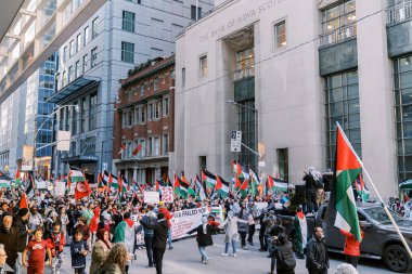 Filistinlilerin Gazze 'deki İsrail saldırısına karşı Toronto' da savaş karşıtı yürüyüş. İsrail-HAMAS savaşını barışçıl bir şekilde protesto ediyor. Protestocular bayrak sallıyor. Filistin soykırımı.