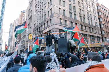 Filistinlilerin Gazze 'deki İsrail saldırısına karşı Toronto' da savaş karşıtı yürüyüş. İsrail-HAMAS savaşını barışçıl bir şekilde protesto ediyor. Protestocular bayrak sallıyor. Filistin soykırımı.