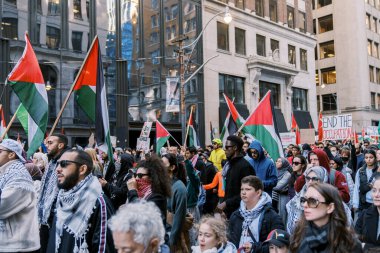 Filistinlilerin Gazze 'deki İsrail saldırısına karşı Toronto' da savaş karşıtı yürüyüş. İsrail-HAMAS savaşını barışçıl bir şekilde protesto ediyor. Protestocular bayrak sallıyor. Filistin soykırımı.
