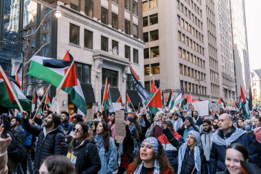 Filistinlilerin Gazze 'deki İsrail saldırısına karşı Toronto' da savaş karşıtı yürüyüş. İsrail-HAMAS savaşını barışçıl bir şekilde protesto ediyor. Protestocular bayrak sallıyor. Filistin soykırımı.