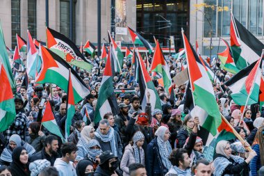 Filistinlilerin Gazze 'deki İsrail saldırısına karşı Toronto' da savaş karşıtı yürüyüş. İsrail-HAMAS savaşını barışçıl bir şekilde protesto ediyor. Protestocular bayrak sallıyor. Filistin soykırımı.