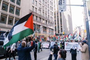 Filistinlilerin Gazze 'deki İsrail saldırısına karşı Toronto' da savaş karşıtı yürüyüş. İsrail-HAMAS savaşını barışçıl bir şekilde protesto ediyor. Protestocular bayrak sallıyor. Filistin soykırımı.