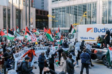 Filistinlilerin Gazze 'deki İsrail saldırısına karşı Toronto' da savaş karşıtı yürüyüş. İsrail-HAMAS savaşını barışçıl bir şekilde protesto ediyor. Protestocular bayrak sallıyor. Filistin soykırımı.