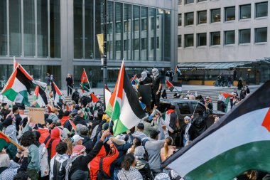 Filistinlilerin Gazze 'deki İsrail saldırısına karşı Toronto' da savaş karşıtı yürüyüş. İsrail-HAMAS savaşını barışçıl bir şekilde protesto ediyor. Protestocular bayrak sallıyor. Filistin soykırımı.
