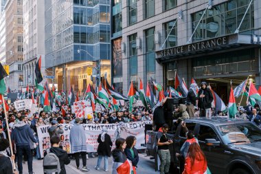 Toronto, Kanada - 28 Ekim 2023: İsrail-Hamas savaşı: Binlerce kişi Filistin yanlısı protestoda ateşkes çağrısında bulundu. Yüksek kalite fotoğraf