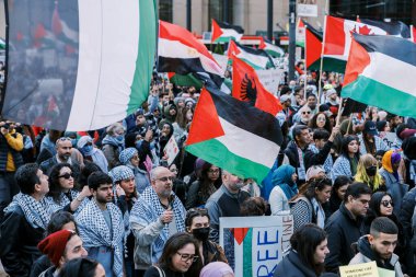 Toronto, Kanada - 28 Ekim 2023: İsrail-Hamas savaşı: Binlerce kişi Filistin yanlısı protestoda ateşkes çağrısında bulundu. Yüksek kalite fotoğraf