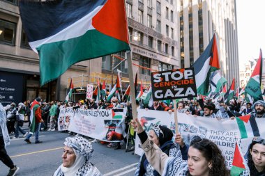 Toronto, Kanada - 28 Ekim 2023: İsrail-Hamas savaşı: Binlerce kişi Filistin yanlısı protestoda ateşkes çağrısında bulundu. Yüksek kalite fotoğraf