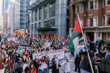 Filistinlilerin Gazze 'deki İsrail saldırısına karşı Toronto' da savaş karşıtı yürüyüş. İsrail-HAMAS savaşını barışçıl bir şekilde protesto ediyor. Protestocular bayrak sallıyor. Filistin soykırımı.