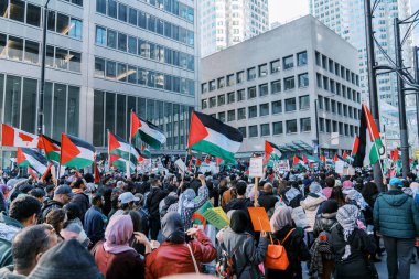 Filistinlilerin Gazze 'deki İsrail saldırısına karşı Toronto' da savaş karşıtı yürüyüş. İsrail-HAMAS savaşını barışçıl bir şekilde protesto ediyor. Protestocular bayrak sallıyor. Filistin soykırımı.