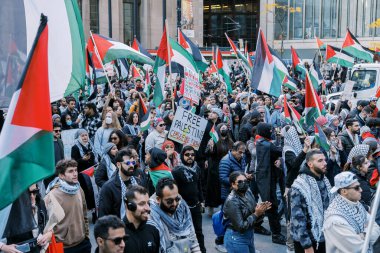 Filistinlilerin Gazze 'deki İsrail saldırısına karşı Toronto' da savaş karşıtı yürüyüş. İsrail-HAMAS savaşını barışçıl bir şekilde protesto ediyor. Protestocular bayrak sallıyor. Filistin soykırımı.