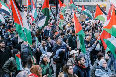 Filistinlilerin Gazze 'deki İsrail saldırısına karşı Toronto' da savaş karşıtı yürüyüş. İsrail-HAMAS savaşını barışçıl bir şekilde protesto ediyor. Protestocular bayrak sallıyor. Filistin soykırımı.