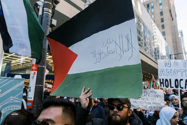 Filistinlilerin Gazze 'deki İsrail saldırısına karşı Toronto' da savaş karşıtı yürüyüş. İsrail-HAMAS savaşını barışçıl bir şekilde protesto ediyor. Protestocular bayrak sallıyor. Filistin soykırımı.