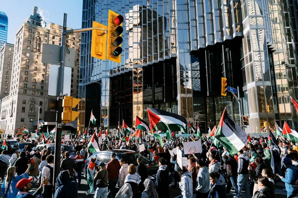 Filistinlilerin Gazze 'deki İsrail saldırısına karşı Toronto' da savaş karşıtı yürüyüş. İsrail-HAMAS savaşını barışçıl bir şekilde protesto ediyor. Protestocular bayrak sallıyor. Filistin soykırımı.