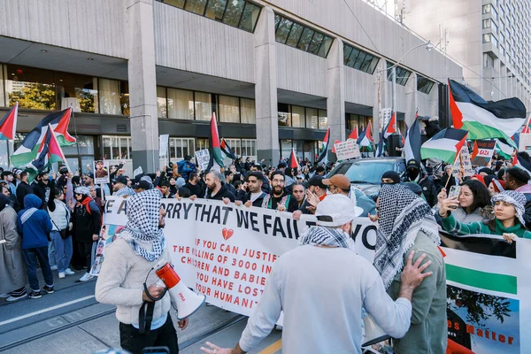 Filistinlilerin Gazze 'deki İsrail saldırısına karşı Toronto' da savaş karşıtı yürüyüş. İsrail-HAMAS savaşını barışçıl bir şekilde protesto ediyor. Protestocular bayrak sallıyor. Filistin soykırımı.