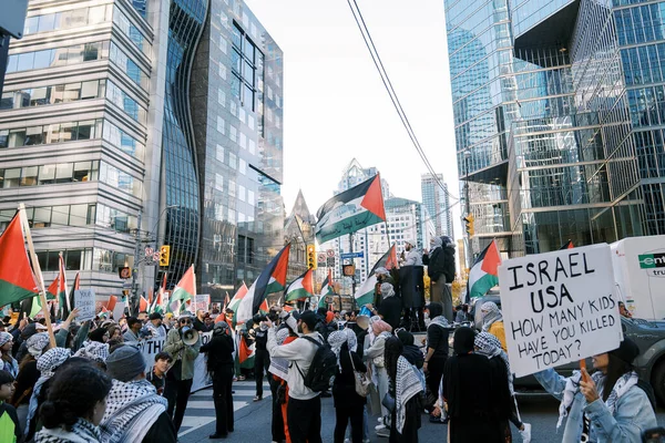 Toronto, Kanada - 28 Ekim 2023: İsrail-Hamas savaşı: Binlerce kişi Filistin yanlısı protestoda ateşkes çağrısında bulundu. Yüksek kalite fotoğraf