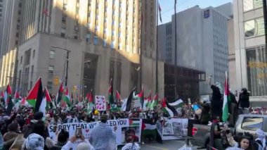 Filistinlilerin Gazze 'deki İsrail saldırısına karşı Toronto' da savaş karşıtı yürüyüş. İsrail-HAMAS savaşını barışçıl bir şekilde protesto ediyor. Protestocular bayrak sallıyor. Filistin soykırımı.