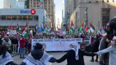 Filistinlilerin Gazze 'deki İsrail saldırısına karşı Toronto' da savaş karşıtı yürüyüş. İsrail-HAMAS savaşını barışçıl bir şekilde protesto ediyor. Protestocular bayrak sallıyor. Filistin soykırımı.
