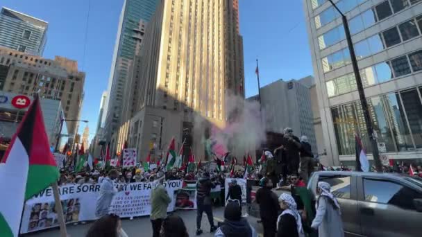 Oorlogsmars Toronto Door Palestijnen Tegen Israëls Agressie Gaza Citys Vreedzame — Stockvideo