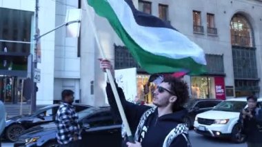Filistinlilerin Gazze 'deki İsrail saldırısına karşı Toronto' da savaş karşıtı yürüyüş. İsrail-HAMAS savaşını barışçıl bir şekilde protesto ediyor. Protestocular bayrak sallıyor. Filistin soykırımı.