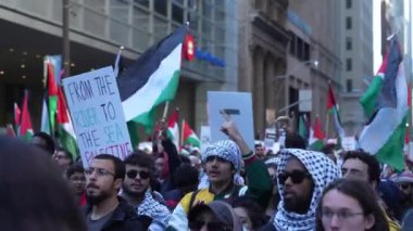 Filistinlilerin Gazze 'deki İsrail saldırısına karşı Toronto' da savaş karşıtı yürüyüş. İsrail-HAMAS savaşını barışçıl bir şekilde protesto ediyor. Protestocular bayrak sallıyor. Filistin soykırımı.