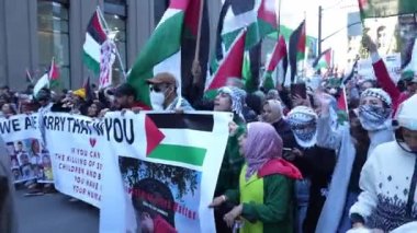 Filistinlilerin Gazze 'deki İsrail saldırısına karşı Toronto' da savaş karşıtı yürüyüş. İsrail-HAMAS savaşını barışçıl bir şekilde protesto ediyor. Protestocular bayrak sallıyor. Filistin soykırımı.