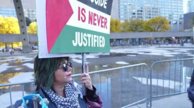 Filistinlilerin Gazze 'deki İsrail saldırısına karşı Toronto' da savaş karşıtı yürüyüş. İsrail-HAMAS savaşını barışçıl bir şekilde protesto ediyor. Protestocular bayrak sallıyor. Filistin soykırımı.