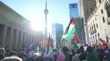 Filistinlilerin Gazze 'deki İsrail saldırısına karşı Toronto' da savaş karşıtı yürüyüş. İsrail-HAMAS savaşını barışçıl bir şekilde protesto ediyor. Protestocular Filistin soykırımına karşı bayraklar sallıyor.