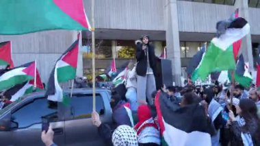 Filistinlilerin Gazze 'deki İsrail saldırısına karşı Toronto' da savaş karşıtı yürüyüş. İsrail-HAMAS savaşını barışçıl bir şekilde protesto ediyor. Protestocular bayrak sallıyor. Filistin soykırımı.