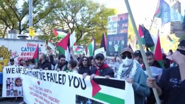 Filistinlilerin Gazze 'deki İsrail saldırısına karşı Toronto' da savaş karşıtı yürüyüş. İsrail-HAMAS savaşını barışçıl bir şekilde protesto ediyor. Protestocular bayrak sallıyor. Filistin soykırımı.