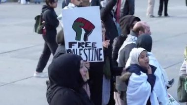 Filistinlilerin Gazze 'deki İsrail saldırısına karşı Toronto' da savaş karşıtı yürüyüş. İsrail-HAMAS savaşını barışçıl bir şekilde protesto ediyor. Protestocular bayrak sallıyor. Filistin soykırımı.
