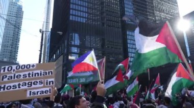 Filistinlilerin Gazze 'deki İsrail saldırısına karşı Toronto' da savaş karşıtı yürüyüş. İsrail-HAMAS savaşını barışçıl bir şekilde protesto ediyor. Protestocular bayrak sallıyor. Filistin soykırımı.