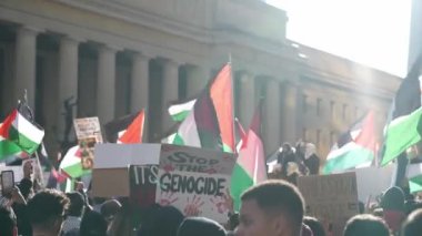 Filistinlilerin Gazze 'deki İsrail saldırısına karşı Toronto' da savaş karşıtı yürüyüş. İsrail-HAMAS savaşını barışçıl bir şekilde protesto ediyor. Protestocular bayrak sallıyor. Filistin soykırımı.
