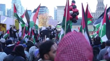 Filistinlilerin Gazze 'deki İsrail saldırısına karşı Toronto' da savaş karşıtı yürüyüş. İsrail-HAMAS savaşını barışçıl bir şekilde protesto ediyor. Protestocular bayrak sallıyor. Filistin soykırımı.