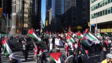 Filistinlilerin Gazze 'deki İsrail saldırısına karşı Toronto' da savaş karşıtı yürüyüş. İsrail-HAMAS savaşını barışçıl bir şekilde protesto ediyor. Protestocular bayrak sallıyor. Filistin soykırımı.