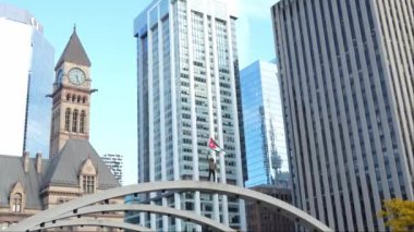 Filistinlilerin Gazze 'deki İsrail saldırısına karşı Toronto' da savaş karşıtı yürüyüş. İsrail-HAMAS savaşını barışçıl bir şekilde protesto ediyor. Protestocular bayrak sallıyor. Filistin soykırımı.