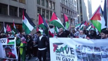 Filistinlilerin Gazze 'deki İsrail saldırısına karşı Toronto' da savaş karşıtı yürüyüş. İsrail-HAMAS savaşını barışçıl bir şekilde protesto ediyor. Protestocular bayrak sallıyor. Filistin soykırımı.