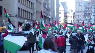 Filistinlilerin Gazze 'deki İsrail saldırısına karşı Toronto' da savaş karşıtı yürüyüş. İsrail-HAMAS savaşını barışçıl bir şekilde protesto ediyor. Protestocular bayrak sallıyor. Filistin soykırımı.