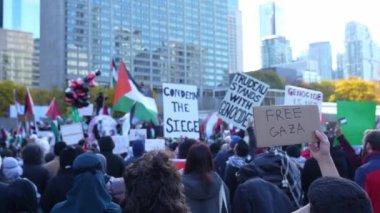 Filistinlilerin Gazze 'deki İsrail saldırısına karşı Toronto' da savaş karşıtı yürüyüş. İsrail-HAMAS savaşını barışçıl bir şekilde protesto ediyor. Protestocular bayrak sallıyor. Filistin soykırımı.