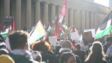 Filistinlilerin Gazze 'deki İsrail saldırısına karşı Toronto' da savaş karşıtı yürüyüş. İsrail-HAMAS savaşını barışçıl bir şekilde protesto ediyor. Protestocular bayrak sallıyor. Filistin soykırımı.