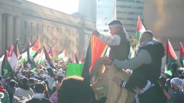 Αντιπολεμική Πορεία Στο Τορόντο Από Παλαιστίνιους Κατά Ισραηλινών Επιθέσεων Στη — Αρχείο Βίντεο