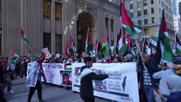 巴勒斯坦人在多伦多举行反战游行 反对巴勒斯坦人在加沙的侵略 城市和平抗议以色列 Hamas战争 抗议者摇旗呐喊 巴勒斯坦人的种族灭绝 — 图库视频影像