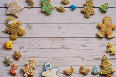 Açık ahşap arka planda renkli Noel kurabiyelerinin süsü. Yüksek kalite fotoğraf