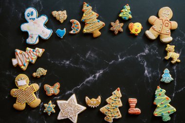 Noel şekerli kurabiyeler beyaz damarlı koyu mermer arka planda yatar. Yüksek kalite fotoğraf