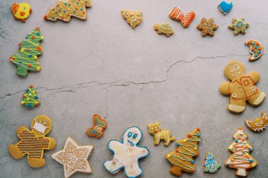 Çatlak bir arka planda renkli jöleli kurabiyeler. Yüksek kalite fotoğraf