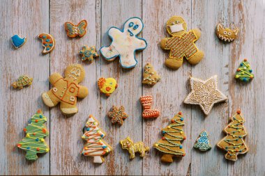 Renkli zencefilli kurabiyeler ahşap bir masanın üzerinde yatıyor. Yüksek kalite fotoğraf