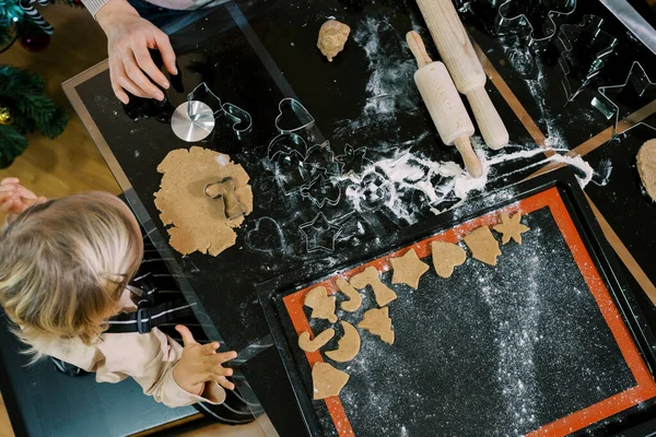 Gadis Kecil Melihat Pemotong Kue Atas Adonan Atas Meja Sambil — Stok Foto